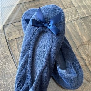 NAVY BLUE ISOTONER SLIPPERS WITH SATIN BOWS SIZE 8/9
